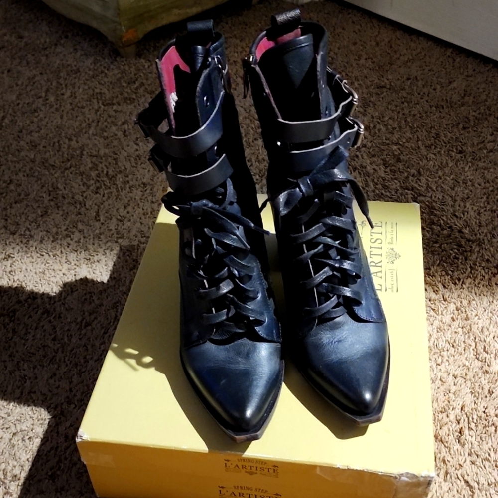 BLACK ANKLE BOOTIES